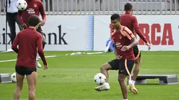 Bek Atletico Madrid Reinildo Mandava (kanan) menghadiri sesi latihan dengan rekan satu tim menjelang kontra Club Brugge pada matchday 4 Grup B Liga Champions, di tempat latihan klub di Majadahonda, Selasa (11/10/2022). Atletico Madrid, yang sejatinya diunggulkan, justru berada di posisi juru kunci. (Pierre-Philippe MARCOU / AFP)