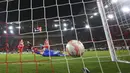 Pemain Juventus, Federico Chiesa, mencetak gol ke gawang Freiburg pada babak 16 besar leg kedua di Stadion Europa-Park, Jumat (17/3/2023). (Philipp von Ditfurth/dpa via AP)