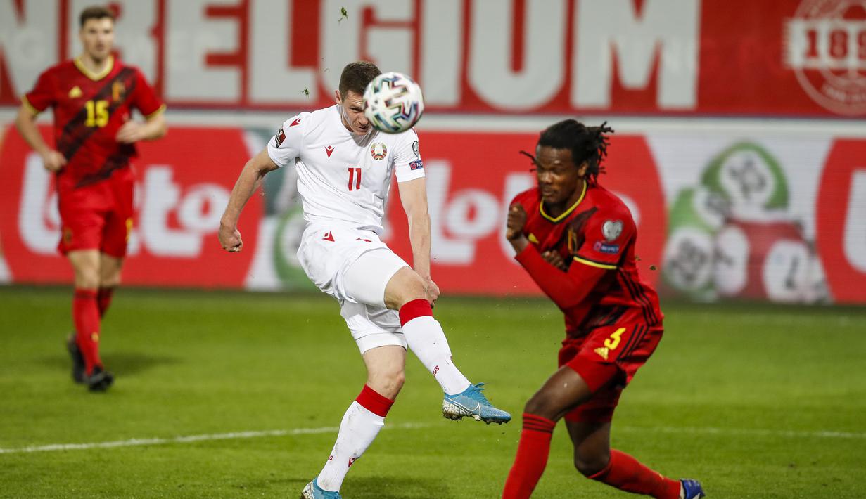 Striker Belarusia, Nikolai Signevich (tengah) melepaskan tendangan saat menghadapi Belgia dalam laga Kualifikasi Piala Dunia 2022 Zona Eropa Grup E di King Power Stadium, Belgia, Selasa (30/3/2021). Belarusia kalah 0-8 dari Belgia. (AP/Francisco Seco)