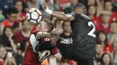 Pemain Liverpool, Ryan Kent (kiri) berebut bola dengan pemain Leicester City, Danny Simpson pada laga Premier League Asia Trophy di Hong Kong (22/7/2017). Liverpool menang 2-1. (AP/Kin Cheung)