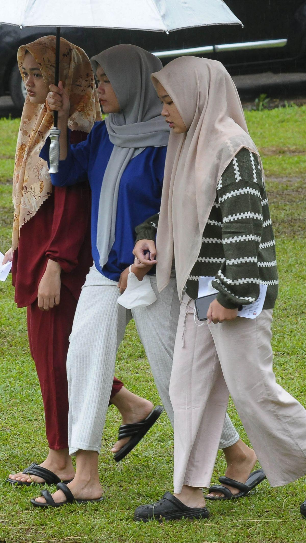 Sejumlah warga saat mendatangi TPS 033 dan 035 Kampung Curug-Bojong Koneng, Kecamatan Babakan Madang, Kabupaten Bogor, Jawa Barat, Rabu (14/2/2024).&nbsp;Merdeka.com/Imam Buhori