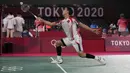 Gim pertama dimulai dengan permainan saling serang dari kedua pemain. Pebulu tangkis Singapura, Loh Kean Yew mampu tampil percaya diri, tetapi smash keras Jojo ke pojok kiri dari Loh mengakhiri interval gim pertama dengan skor 11-8. (Foto: AP/Dita Alangkara)