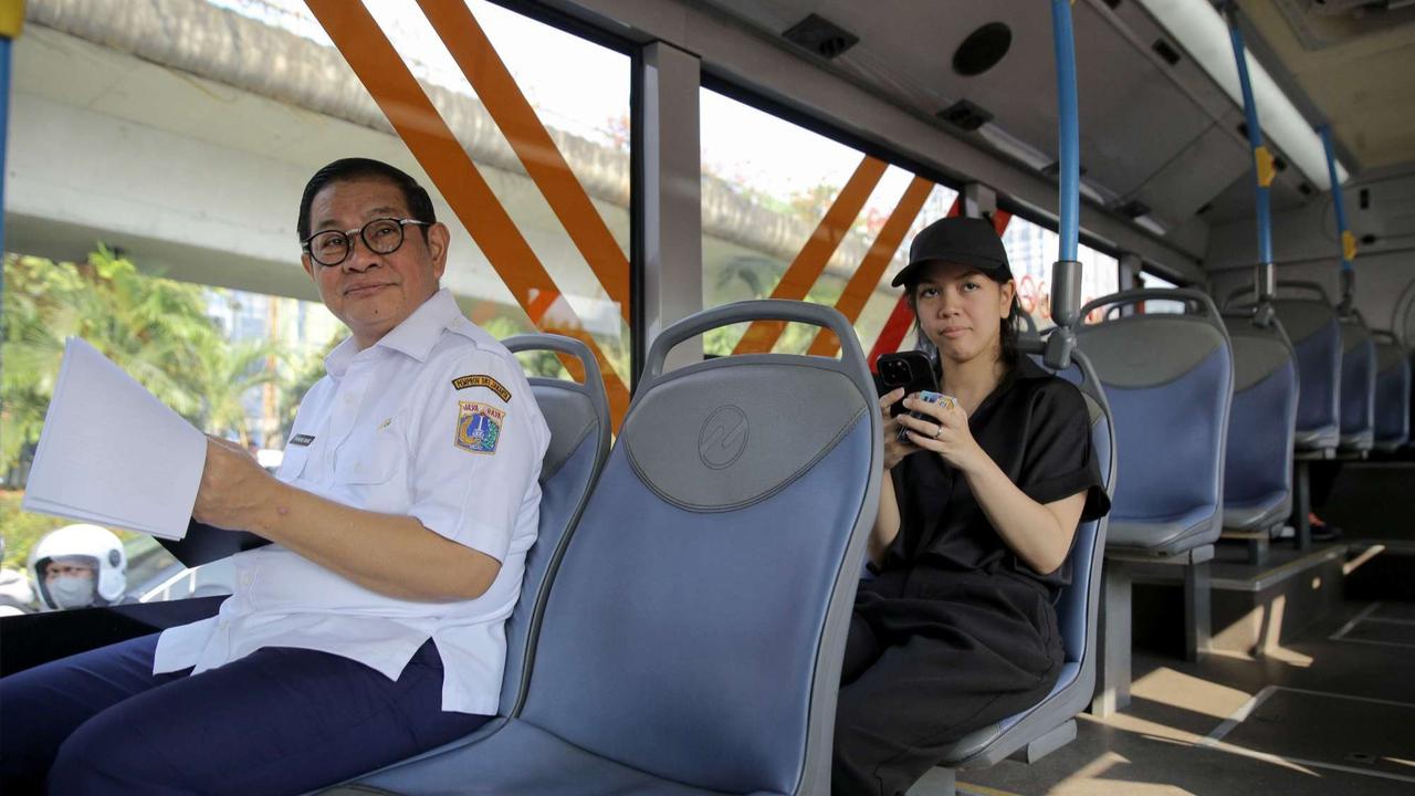 Momen Pramono Anung Naik Transjakarta di Hari Pertama ASN Wajib Gunakan Transportasi Umum
