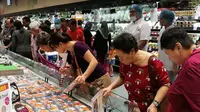 Pembeli mencari ikan segar di supermarket Malaysia. (Liputan6/Facebook/Aeon Retail Malaysia)
