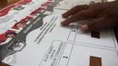 Petugas KPU menunjukan surat suara untuk pemilih tunanetra dengan huruf braile di Kantor KPU, Kebon Jeruk, Jakarta, Kamis (2/2). (Liputan6.com/Yoppy Renato)