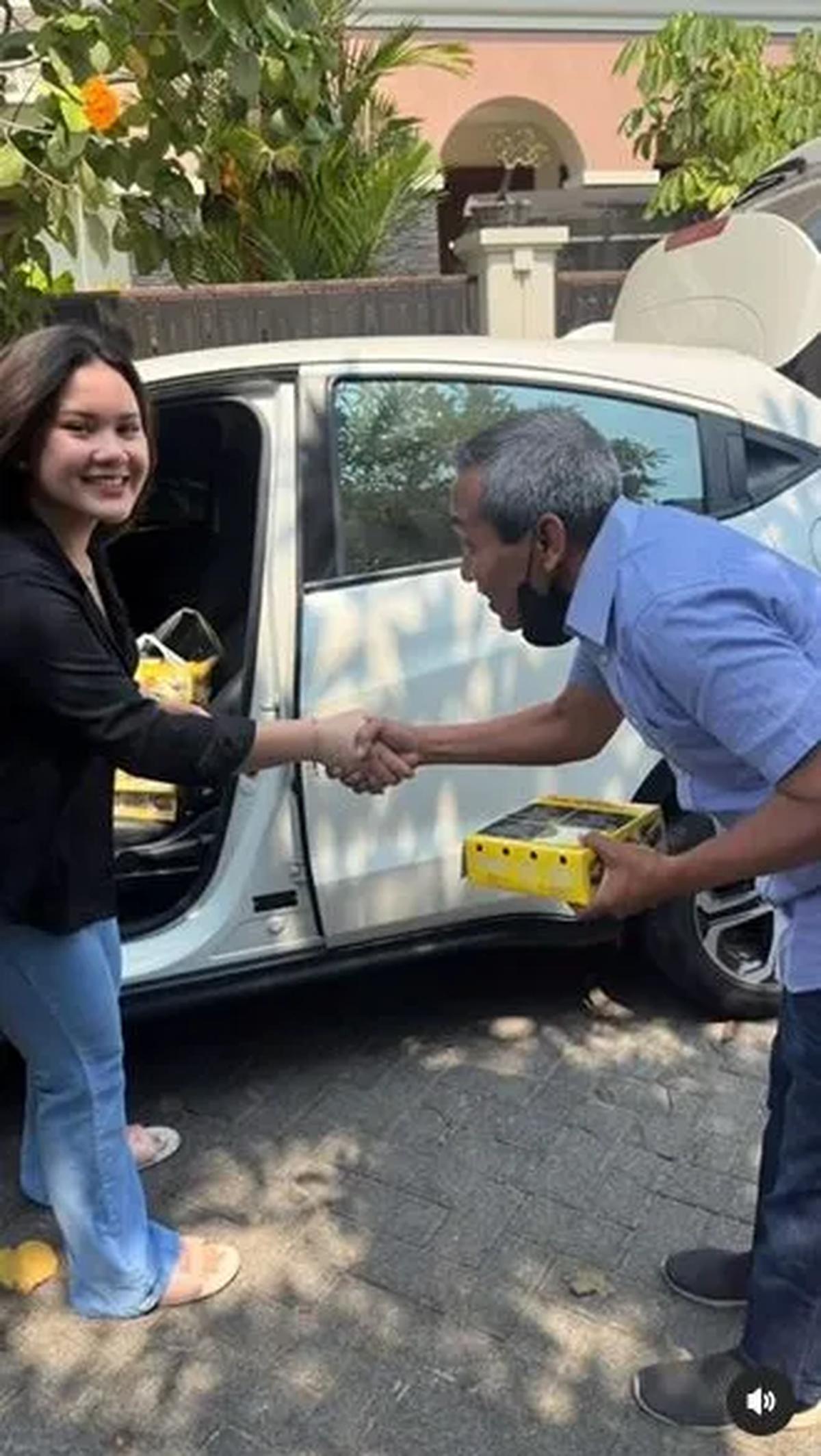 Dalam foto yang diunggah, Nisa tampak membagikan makanan kepada orang-orang.<br>