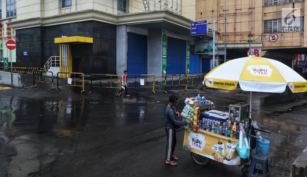 Aktivitas warga pada hari ketiga Lebaran di dekat Gedung Blok B Pasar Tanah Abang, Jakarta, Jumat (7/6/2019). Selepas Hari Raya Idul Fitri, Pasar Tanah Abang masih tutup dan direncanakan buka pada Kamis (13/6) mendatang. (Liputan6.com/Johan Tallo)