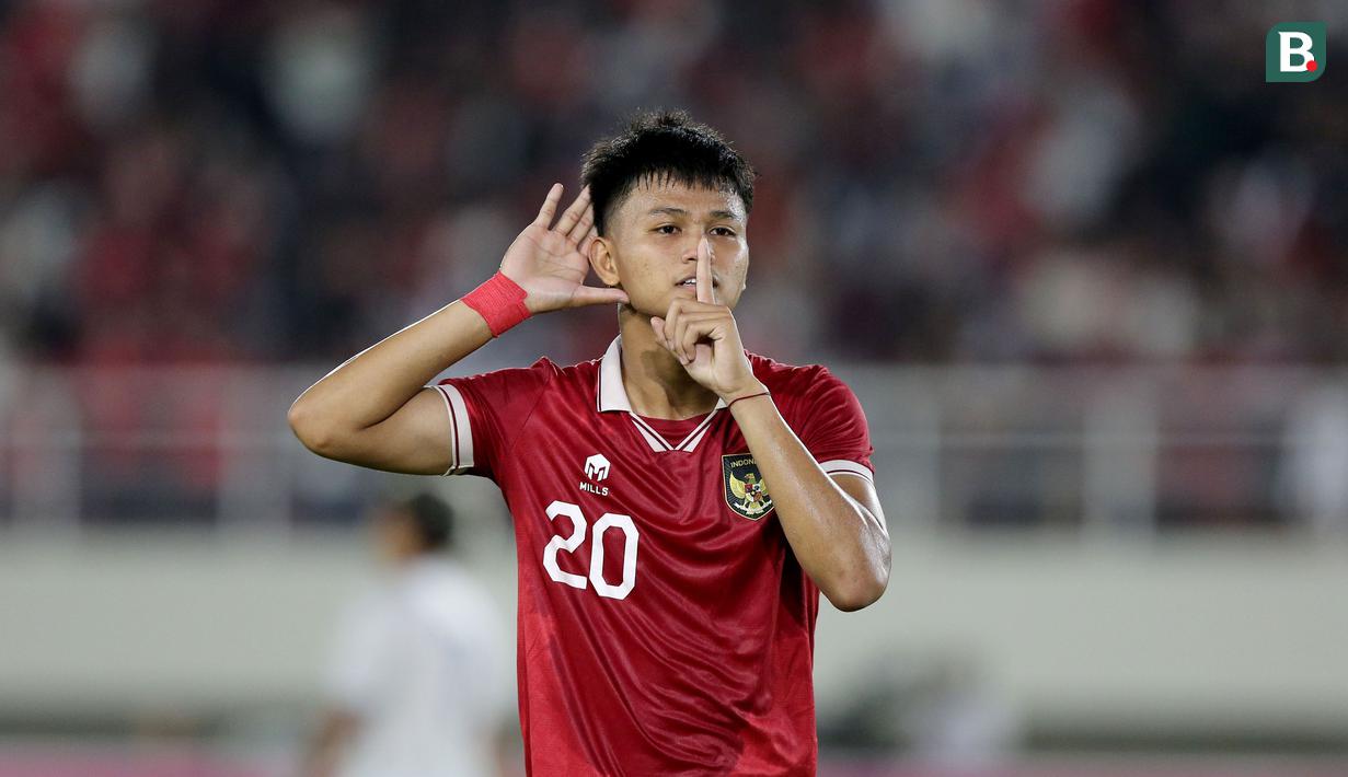 <p>Gaya selebrasi Hokky Caraka setelah mencetak gol untuk Timnas Indonesia U-23 ke gawang Chinese Taipe dalam pertandingan Grup K Kualifikasi Piala Asia U-23 2024 yang berlangsung di Stadion Manahan, Solo, Sabtu (9/9/2023). (Bola.com/Arief Bagus Prasetiyo)</p>