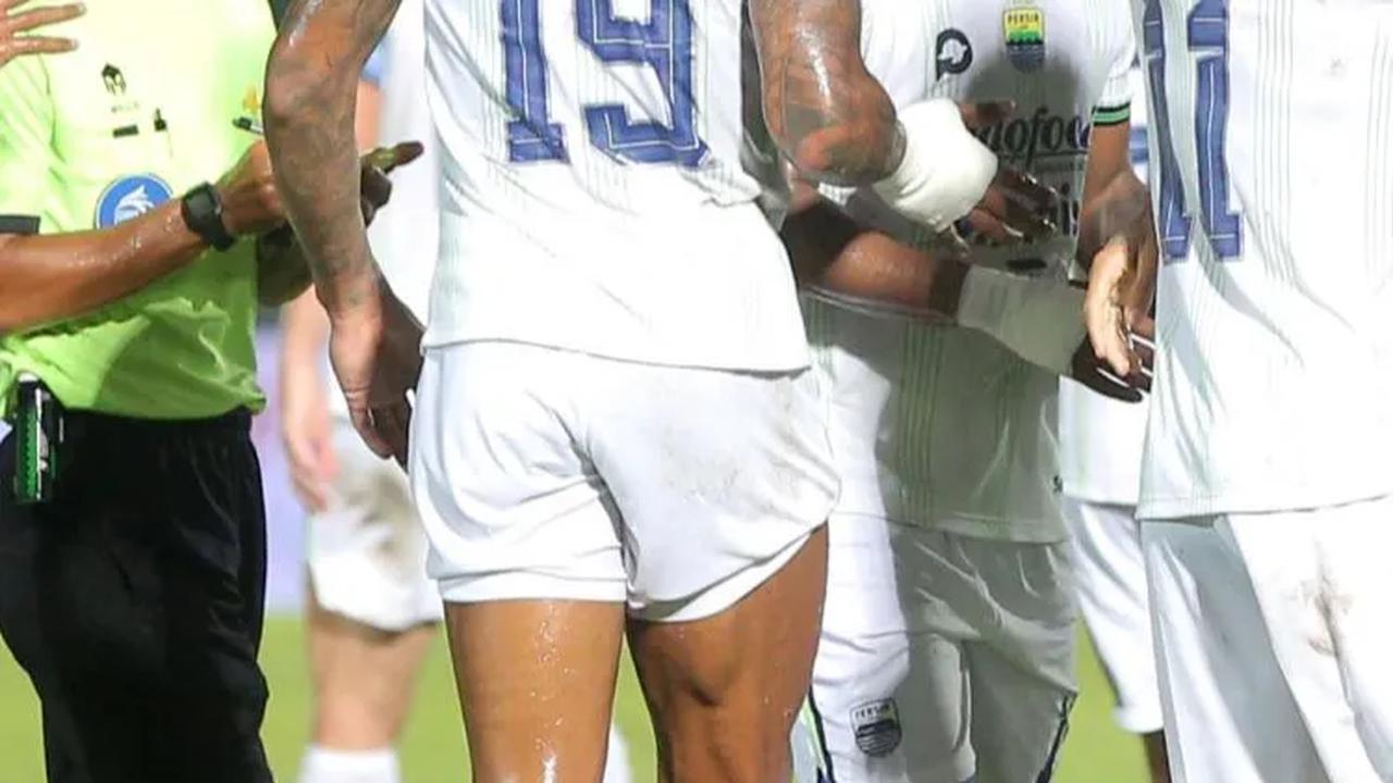 Menjelang babak dua usai, sang tuan rumah akhirnya mendapatkan satu gol hiburan lewat aksi Risto Mitrevski di menit ke-88.