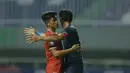 Pemain Arema FC, Feby Eka (kanan), menjaga ketat pemain PSM Makassar, Rizky Eka Pratama, pada laga BRI Liga 1 di Stadion Pakansari, Bogor, Minggu (5/9/2021). Kedua tim bermain imbang 1-1. (Foto: Bola.com/M Iqbal Ichsan)