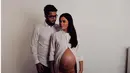Awal Januari tahun ini, artis Revalina mengunggah foto kehamilannya bersama suaminya, Rendy Aditya. "Cant wait to see you baby R," tulis Reva. Tampil begitu cantik dengan mengenakan kemeja putih yang memperlihatkan perutnya. (Instagram)