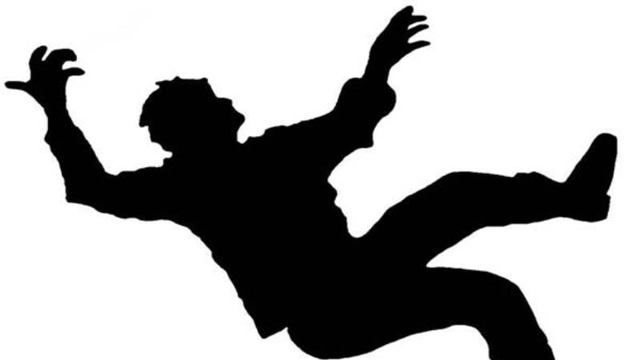 [Bintang] Ilustrasi jatuh dari atap gedung