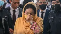 Rosmah Mansor (tengah), istri mantan perdana menteri Najib Razak yang dipenjara, tiba untuk mendengarkan vonis dalam sidang korupsinya di pengadilan tinggi di Kuala Lumpur, Kamis (1/9/2022). Dalam upaya menit terakhir untuk menunda putusan, Rosmah mengajukan permohonan di pengadilan untuk menolak hakim yang mengawasi persidangannya. (Mohd RASFAN / AFP)