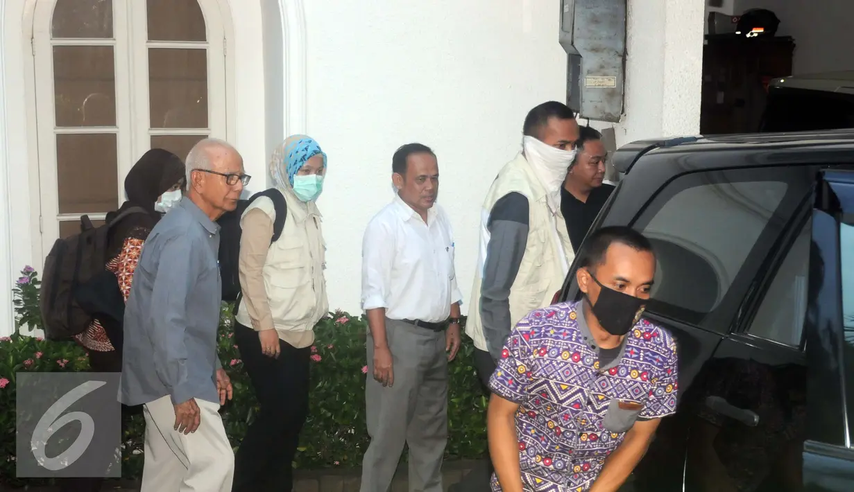 Penyidik KPK menggeledah rumah pribadi Gubernur Sulawesi Tenggara Nur Alam di Kuningan, Jakarta, Selasa (23/8). Penggeledahan ini terkait dugaan korupsi penertiban izin usaha pertambangan (Liputan6.com/Helmi Afandi)
