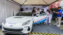 CEO Subaru Indonesia Arie Christopher, Drifter asal Jepang Sayaka Shimoda dan Founder Indonesia Drift Series Akbar Rais (kiri ke kanan) bersama para drifter disela putaran 1 dan 2 Women's Drift Challenge dalam Indonesia Drift Series di Jakarta, Sabtu (17/2/2024). (Liputan6.com/Angga Yuniar)