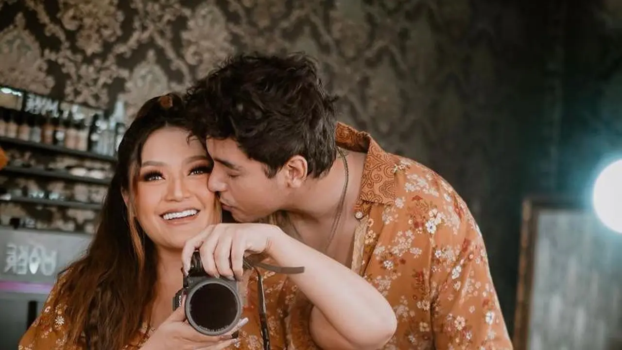 7 Gaya Maternity Shoot Siti Badriah dan Krisjiana, Memesona dengan Konsep Bohemian