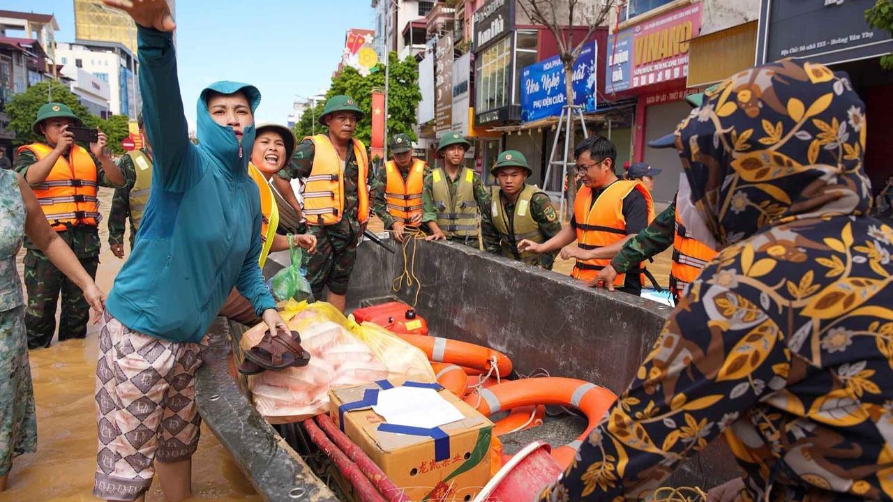 FOTO: Topan Matmo Luluhlantakkan Vietnam Utara, Banjir Terburuk dalam 60 Tahun