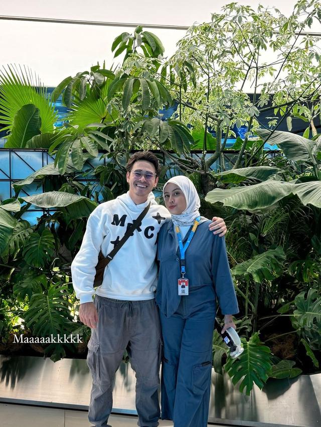 Awkarin berangkat umroh bareng ayah ibu