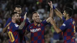 Gelandang Barcelona, Arthur (kedua kanan) berselebrasi bersama rekan-rekannya usai mencetak gol ke gawang Villareal pada lanjutan pertandingan La Liga di Camp Nou, Rabu (25/9/2019). Barcelona menang tipis atas Villareal 2-1. (AP Photo/Joan Monfort)