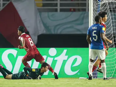 Timnas Indonesia U-17 mengawali langkah di Piala Dunia U-17 2023 dengan menahan imbang tim favorit di Grup A, Timnas Ekuador U-17 dengan skor 1-1 dalam laga yang berlangsung Stadion Gelora Bung Tomo, Surabaya, Jumat (10/11/2023) malam WIB. Garuda Muda sempat unggul terlebih dahulu lewat gol Arkhan Kaka pada menit ke-22. Hanya butuh enam menit bagi Timnas Ekuador U-17 untuk menyamakan skor 1-1 melalui gol Allen Obando. Penampilan cemerlang kiper Timnas Indonesia U-17, Ikram Algiffari mampu menggagalkan beberapa peluang matang Timnas Ekuador U-17 hingga akhir laga. (Bola.com/Bagaskara Lazuardi)