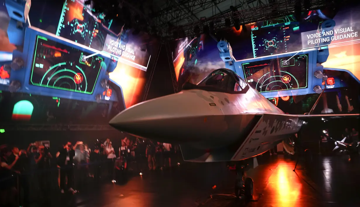 Sebuah prototipe calon jet tempur Rusia ditampilkan di MAKS-2021 International Aviation and Space Salon di Zhukovsky di luar Moskow, Rusia, Selasa (20/7/2021). Pembuatnya mengatakan prototipe ini akan melakukan penerbangan perdananya pada tahun 2023. (AP Photo/Alexander Zemlianichenko)