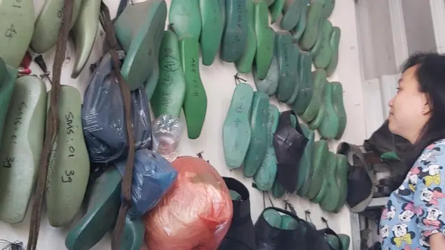 Silvie saat melihat cetakan sepatu. Pengusaha home industri sepatu itu bisa bernafas karena dukungan PT Pegadaian yang tidak lakukan eksekusi tanggungan dimasa himpitan covid 19. (Foto: Liputan6.com/Felek Wahyu)
