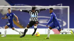 Pemain Newcastle United Allan Saint-Maximin mengontrol bola di depan pemain Chelsea Callum Hudson-Odoi (kanan) pada pertandingan Liga Inggris di Stamford Bridge Stadium, London, Inggris, Senin (15/2/2021). Chelsea menang 2-0. (Adrian Dennis/Pool via AP)