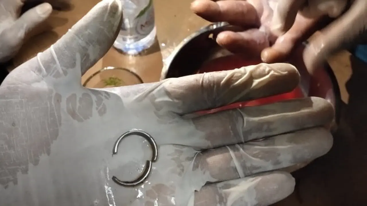 Komando Pemadam Kebakaran Sektor Leuwilang, Kabupaten Bogor membantu seorang warga yang jarinya terjebak di cincin selama satu bulan