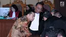 Terdakwa korupsi proyek e-KTP, Setya Novanto berdiskusi dengan penasehat hukumnya usai mendengar pembacaan putusan di Pengadilan Tipikor, Jakarta, Selasa (24/4). Setya Novanto divonis hukuman pidana 15 tahun penjara. (Liputan6.com/Helmi Fithriansyah)