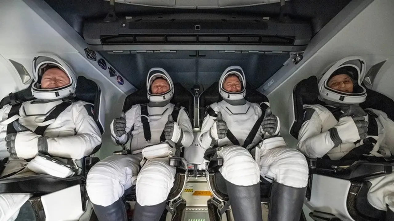 Empat astronot kembali ke Bumi menggunakan SpaceX Dragon