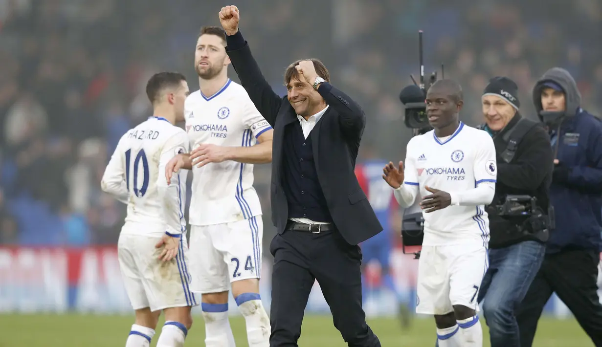 Pelatih Chelsea, Antonio Conte (tengah)  merayakan kemenangan timnya atas Crystal Palaceada lanjutan Premier Leagu di Selhurst Park, (17/12/2016). Chelsea menang 1-0. (AFP/Adrian Dennis)