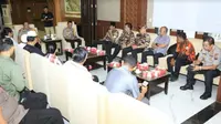 Kapolda Jatim, Irjen Pol Luki Hermawan menggelar pertemuan dengan organisasi pemuda dan organisasi masyarakat serta tokoh masyarakat yang ada di wilayah Surabaya dan sekitarnya. (Foto:Liputan6.com/Dian Kurniawan)