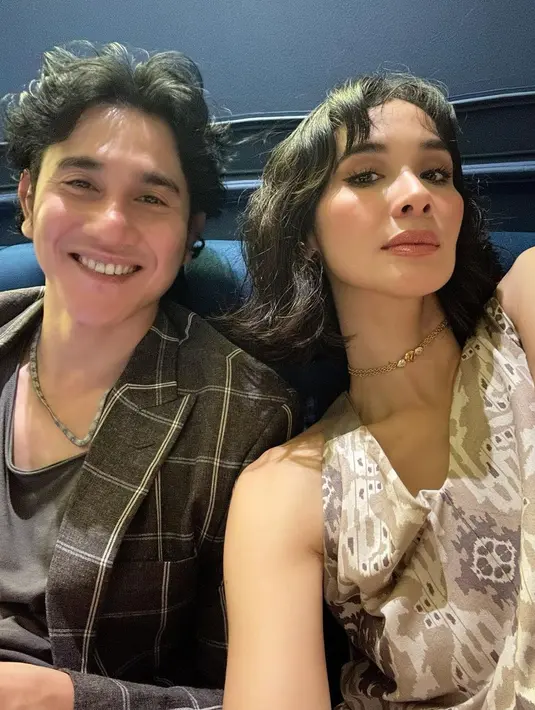 Vino juga sering membagikan potret selfienya bersama sang istri. Di sini Vino tampak mengenakan kaus cokelat yang serasi dengan blazer cokelat kotak-kotaknya, sedangkan Marsha tampak mengenakan blouse tanpa lengan bermotif abstrak yang juga bernuansa kecokelatan. Foto: Instagram.