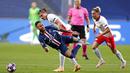 Pemain Paris Saint-Germain (PSG), Neymar, terjatuh saat berebut bola dengan pemain RB Leipzig pada laga semifinal Liga Champions di Stadion The Luz, Rabu (19/8/2020). PSG menang dengan skor 3-0. (AP Photo/Manu Fernandez)
