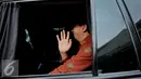 Gubernur DKI Jakarta, Basuki T Purnama saat berada di dalam mobil usai menjalani pemeriksaan di Bareskrim Mabes Polri, Jakarta, Kamis (25/2). Ahok diperiksa sebagai saksi bagi dua tersangka Firmansyah dan Fahmi Zulfikar. (Liputan6.com/Gempur M Surya)