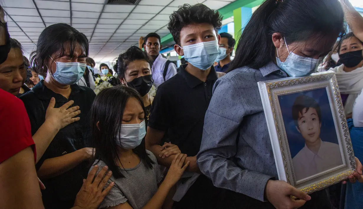 Anggota keluarga Khant Ngar Hein berduka saat pemakamannya di Yangon, Myanmar, Selasa (16/3/2021). Khant Ngar Hein, mahasiswa kedokteran berusia 18 tahun ditembak di dadanya di Tamwe, Yangon oleh pasukan keamanan selama protes anti-militer. (AP Photo)