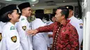 Menpora Imam Nahrawi (kanan) berbincang dengan anggota Paskibraka di Kemenpora, Jakarta, Jumat (18/8). Tim Paskibraka melakukan kunjungan ke ruang kerja Menpora. (Liputan6.com/Helmi Fithriansyah)
