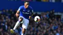 5. Yerry Mina (Everton) - Bek asal Kolombia ini mampu membantu gawang Everton untuk menjadi satu-satunya tim yang masih clean sheet. Dari 2 pertandingan musim ini, Mina telah mencatatkan 37 tekel, 25 intersep, 89 clearances, 6 block dan 105 menang duel udara. (AFP/Paul Ellis)