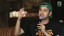 Aktor Raffi Ahmad saat peluncuran trailer dan poster film Kesempatan Keduda di Jakarta, Senin (10/9). Film Kesempatan Keduda dirilis oleh rumah produksi milik Raffi Ahmad, RA Pictures. (Liputan6.com/Herman Zakharia)