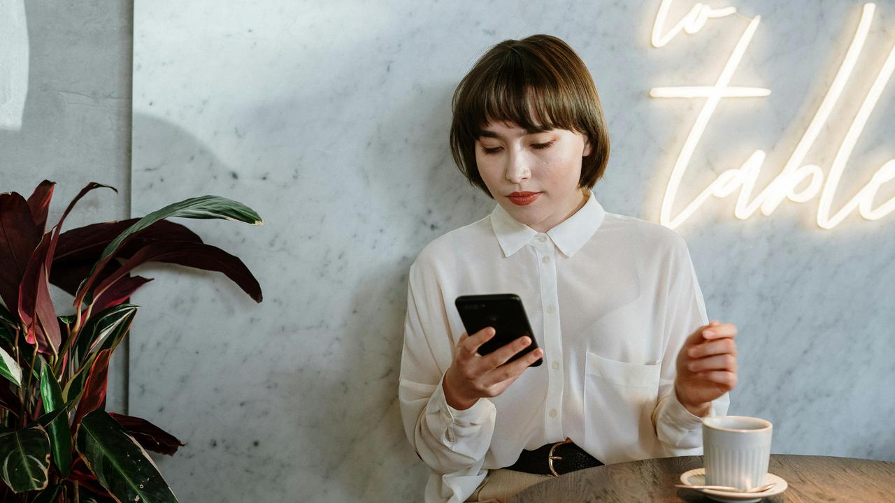 memegang hp social media