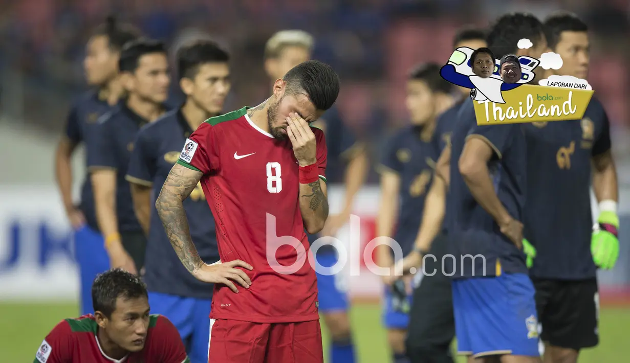 Ekspresi sedih Stefano Lilipaly dan Hansamu Yama usai kalah dari Thailand pada laga final leg kedua Piala AFF 2016 di Thailand, (17/12/2016). (Bola.com/Vitalis Yogi Trisna)