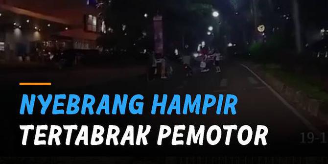 VIDEO: Sekeluarga Hendak Menyebrang Jalan, Hampir Ditabrak Pemotor Ugal-ugalan