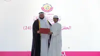Seorang putra Indonesia menerima piagam penghargaan dari Menteri Agama Kerajaan Qatar.