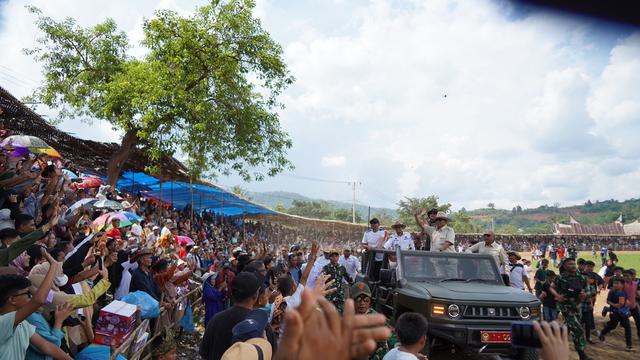 Prabowo Subianto saat membuka acara pacuan kuda Wirabraja Tanah Datar Open Race dan Tradisional yang digelar di Kabupaten Tanah Datar, Sumatera Barat, Minggu, (30/4/2023).
