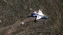 Pesawat F-16 terjatuh saat sedang melakukan devile untuk merayakan pesta wisuda sekolah angkatan udara amerika, Jumat (3/6). Kecelakaan tersebut terjadi di sebuah lapangan yang berjarak 15 mil dari sekolah akademi penerbangan tersebut. (Reuters/John Wark)
