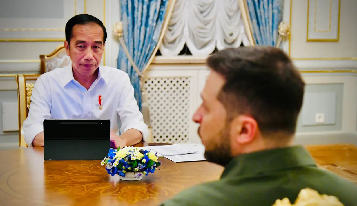 Presiden Joko Widodo atau Jokowi (kiri) berbicara dengan Presiden Ukraina Volodymyr Zelenskyy (kanan) saat bertemu di Istana Maryinsky, Kiev, Ukraina, Rabu (29/6/2022). Turut mendampingi Presiden Jokowi yaitu Menteri Luar Negeri Retno Marsudi dan Sekretaris Kabinet Pramono Anung. (Foto: Biro Pers Sekretariat Presiden)