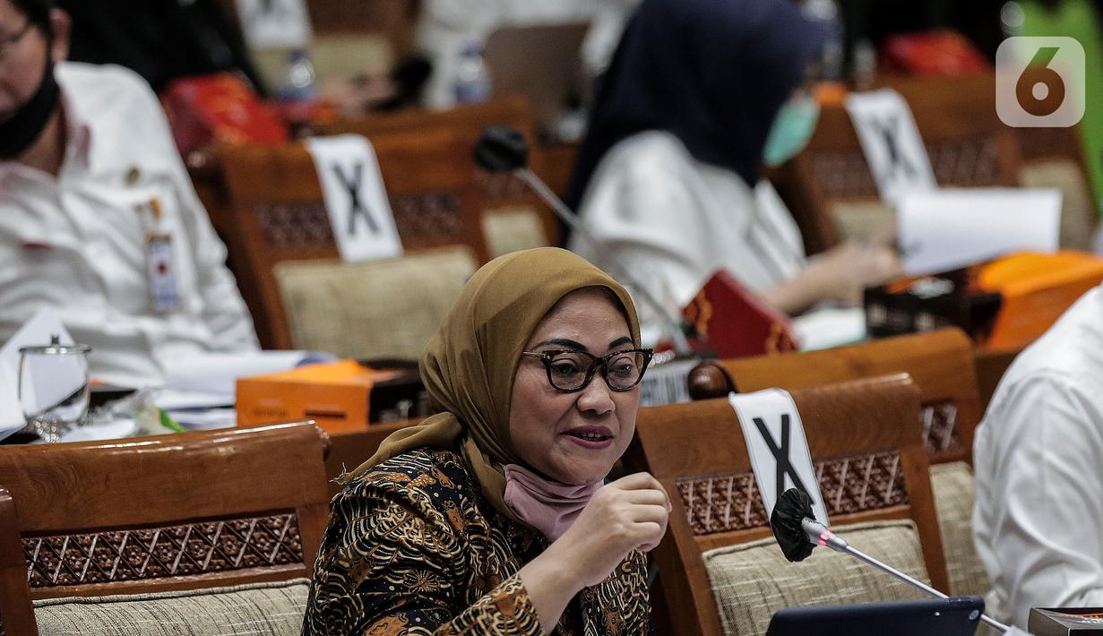 Menteri Ketenagakerjaan Ida Fauziyah mengikuti rapat kerja dengan Komisi IX DPR di Kompleks Parlemen, Senayan, Jakarta, Rabu (8/7/2020). Rapat tersebut membahas mengenai perlindungan Pemerintah terhadap ketahanan struktur ketenagakerjaan saat Pandemi Covid-19. (Liputan6.com/Johan Tallo)