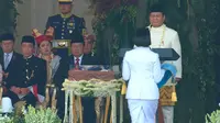 Momen Presiden Prabowo Usap dan Cium Bendera Merah Putih Sebelum Dibawa Paskibraka untuk Dikibarkan