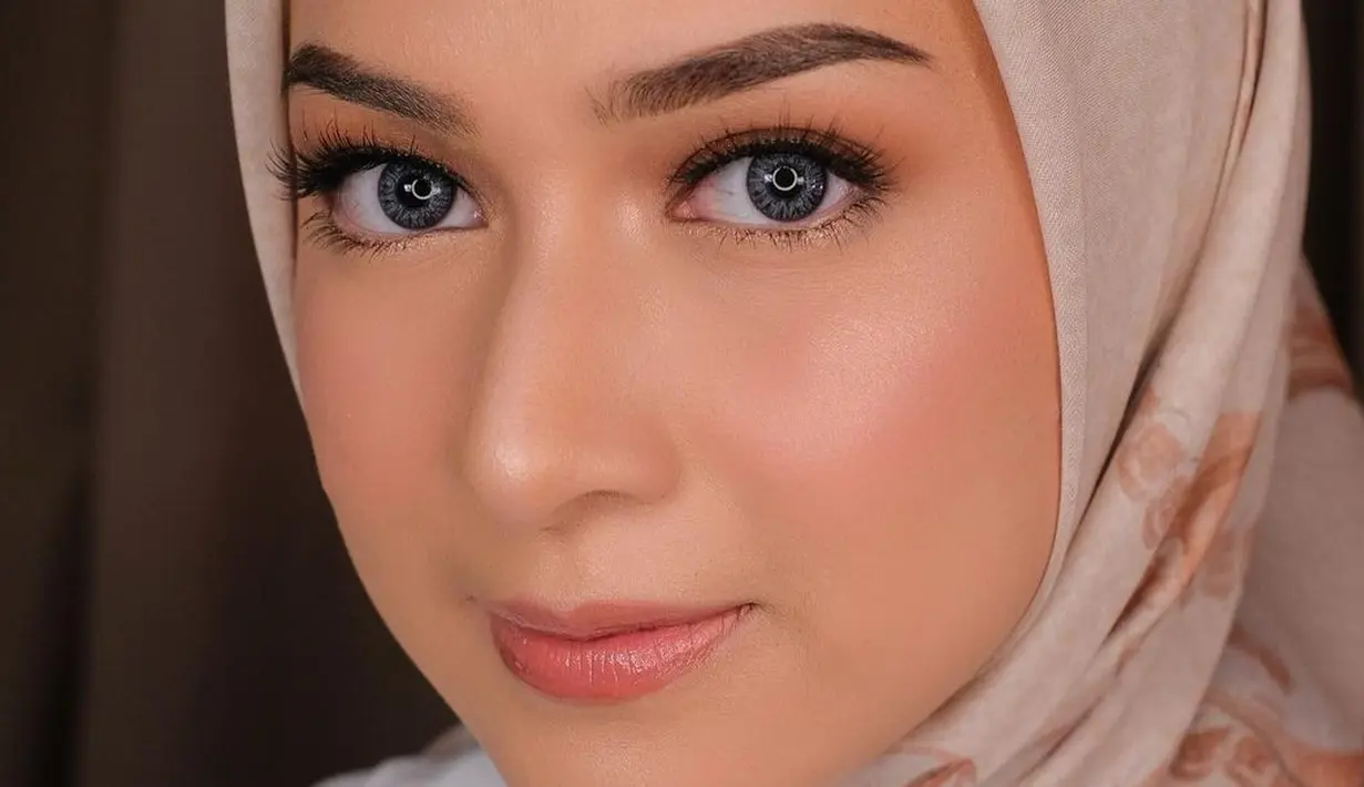 Melihat Nina Zatulini full makeup memang menyenangkan. Semua fitur-fitur wajahnya terlihat menonjol dalam nuansa warna merah muda-oranye ini. Foto: Instagram.