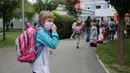 Seorang anak perempuan berjalan menuju sekolah pada hari pertama tahun ajaran baru di Sibenik, Kroasia, 7 September 2020. Meskipun saat ini epidemi kembali meningkat, pemerintah Kroasia telah menginstruksikan seluruh sekolah untuk kembali buka pada 7 September 2020. (Xinhua/Pixsell/Emica Elvedji)